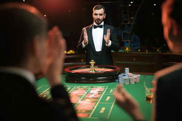 নিয়ন আলোয় আলোকিত পরিবেশে ক্যাসিনো চিপ হাতে এক অভিজাত নারী—যা CROREWIN–এর প্রিমিয়াম অনলাইন ক্যাসিনো পরিবেশকে তুলে ধরে।