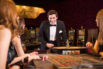 উজ্জ্বল স্লট মেশিনের পাশে এক স্টাইলিশ নারী, যেখানে জ্বলে উঠছে ‘সেভেন’—যা CROREWIN–এর শীর্ষ স্লটগুলোর বৈচিত্র্যকে উপস্থাপন করে।