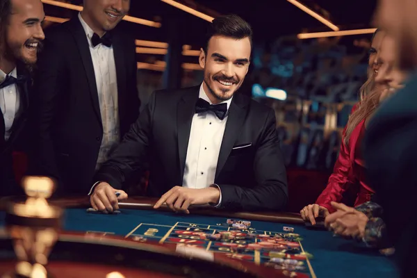 স্বর্ণমুদ্রা পরিবেষ্টিত এক স্লট রিলে জয়ী ‘সেভেন’ প্রতীকের নাটকীয় দৃশ্য—যা বড় জয়ের প্রতীক।